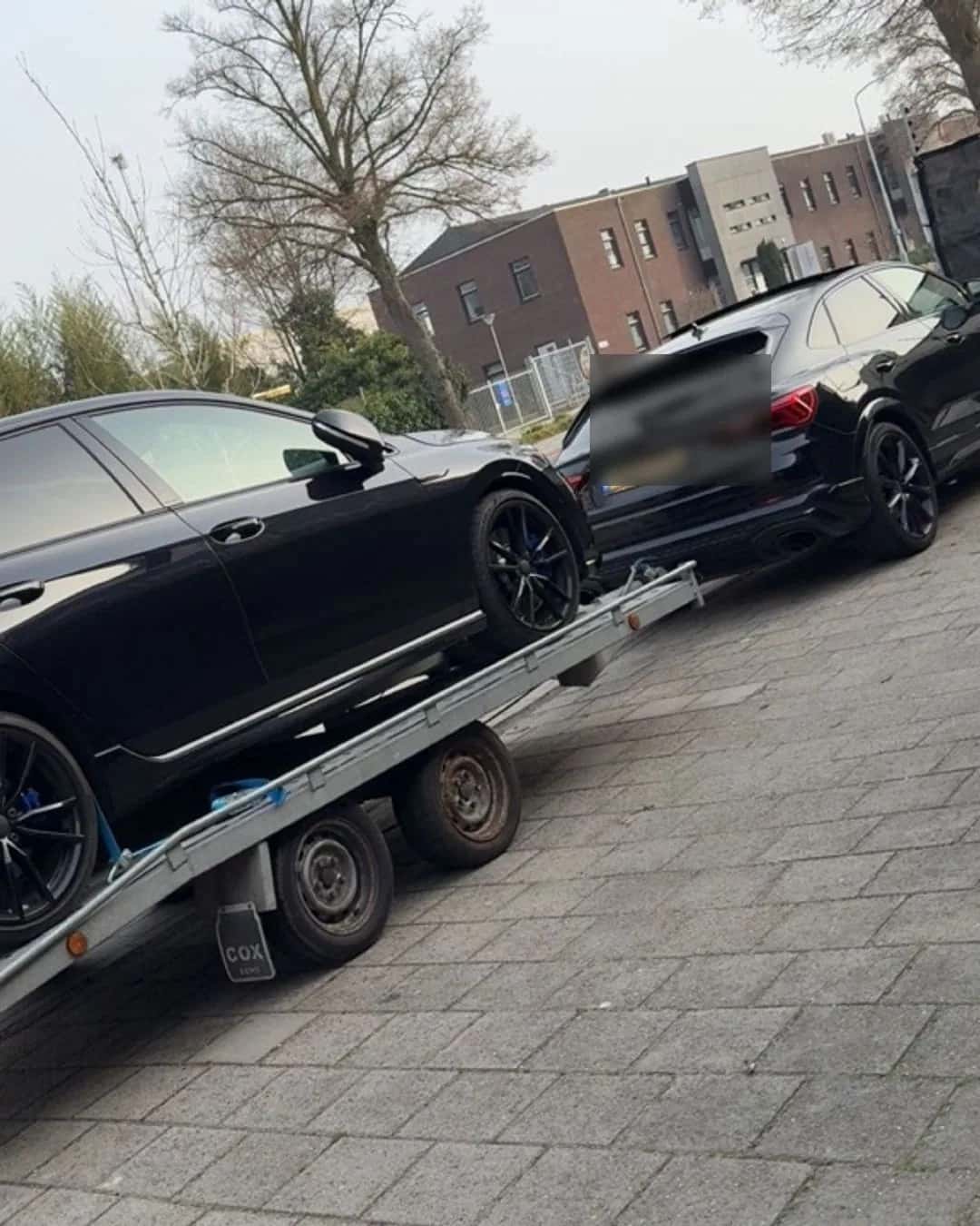 Premium auto op een transporter tijdens een uitgevoerde opdracht