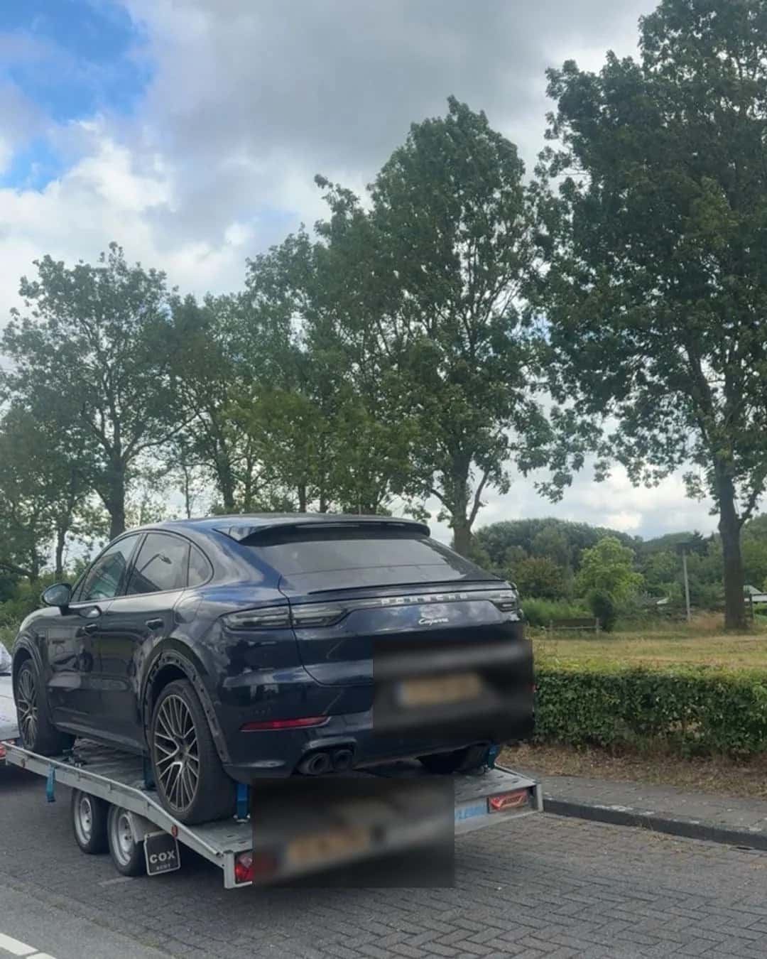 Premium SUV vastgezet op een autoaanhanger
