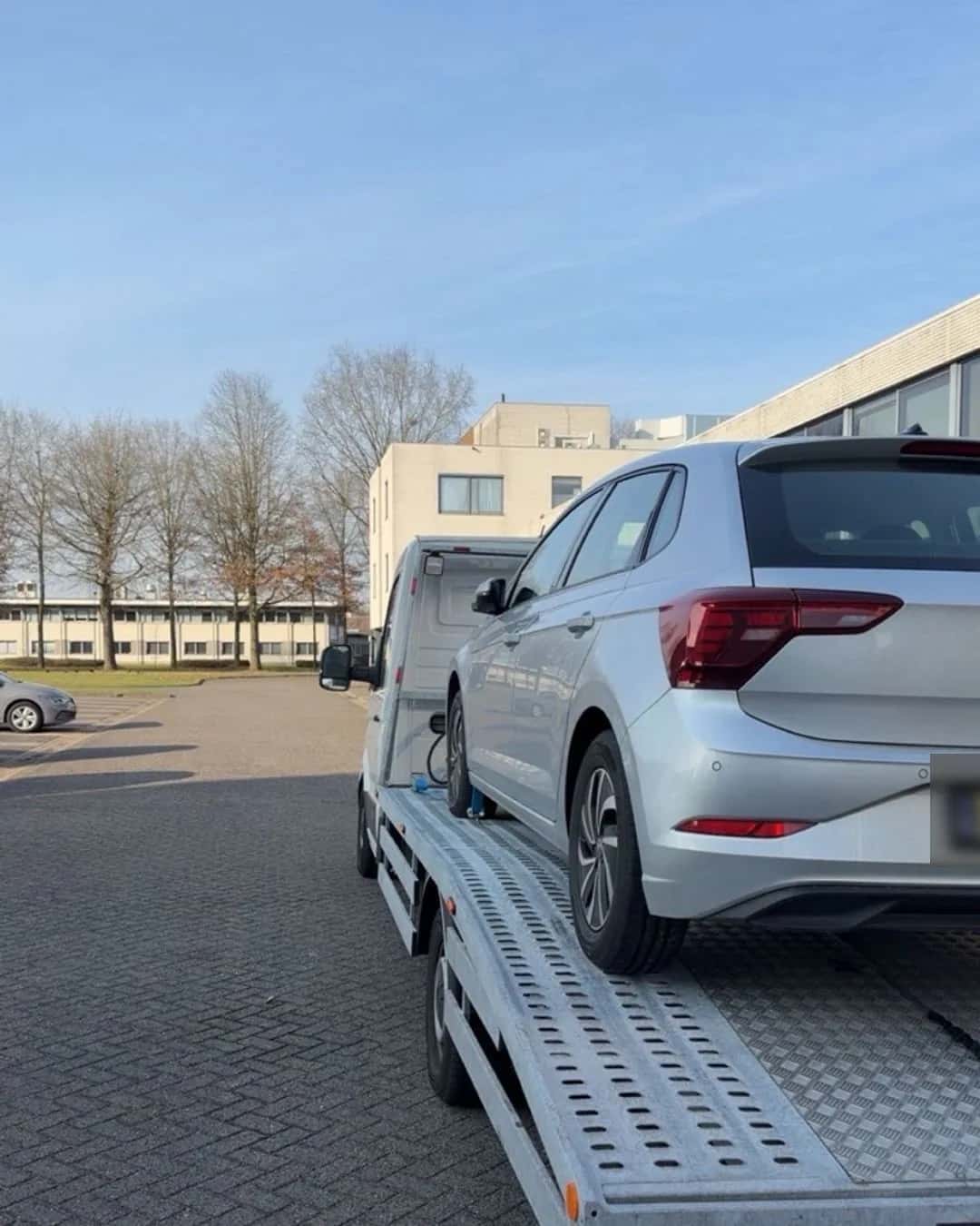 Personenauto zorgvuldig geplaatst op de oprijwagen
