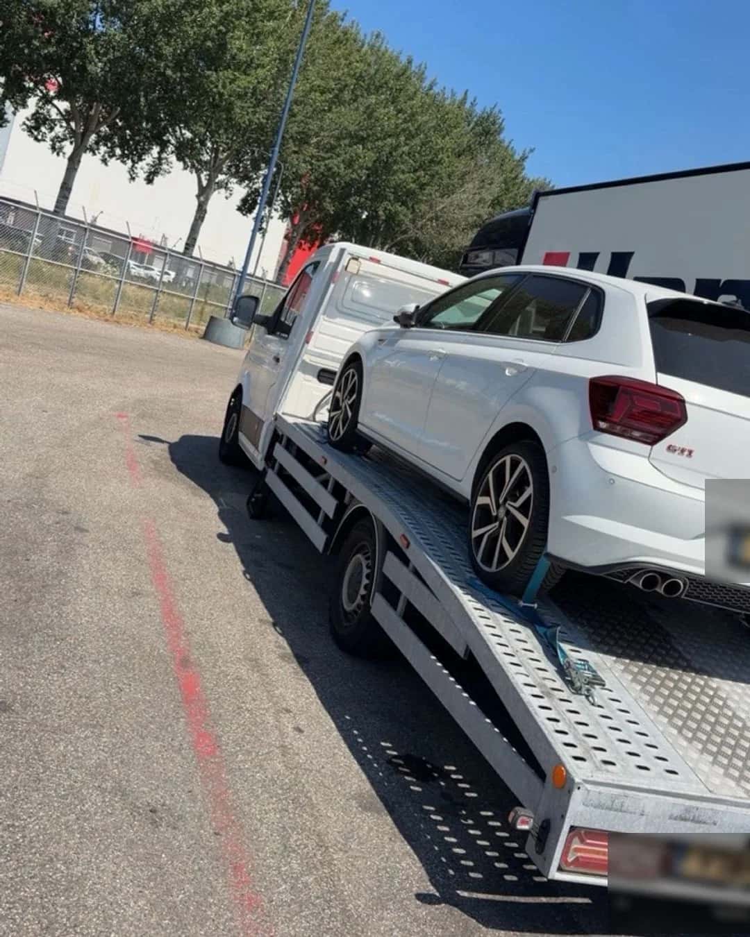 Sportieve personenauto vastgezet op de oprijwagen