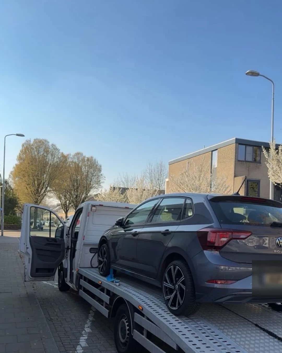 Stationwagen op een oprijwagen voor vervoer