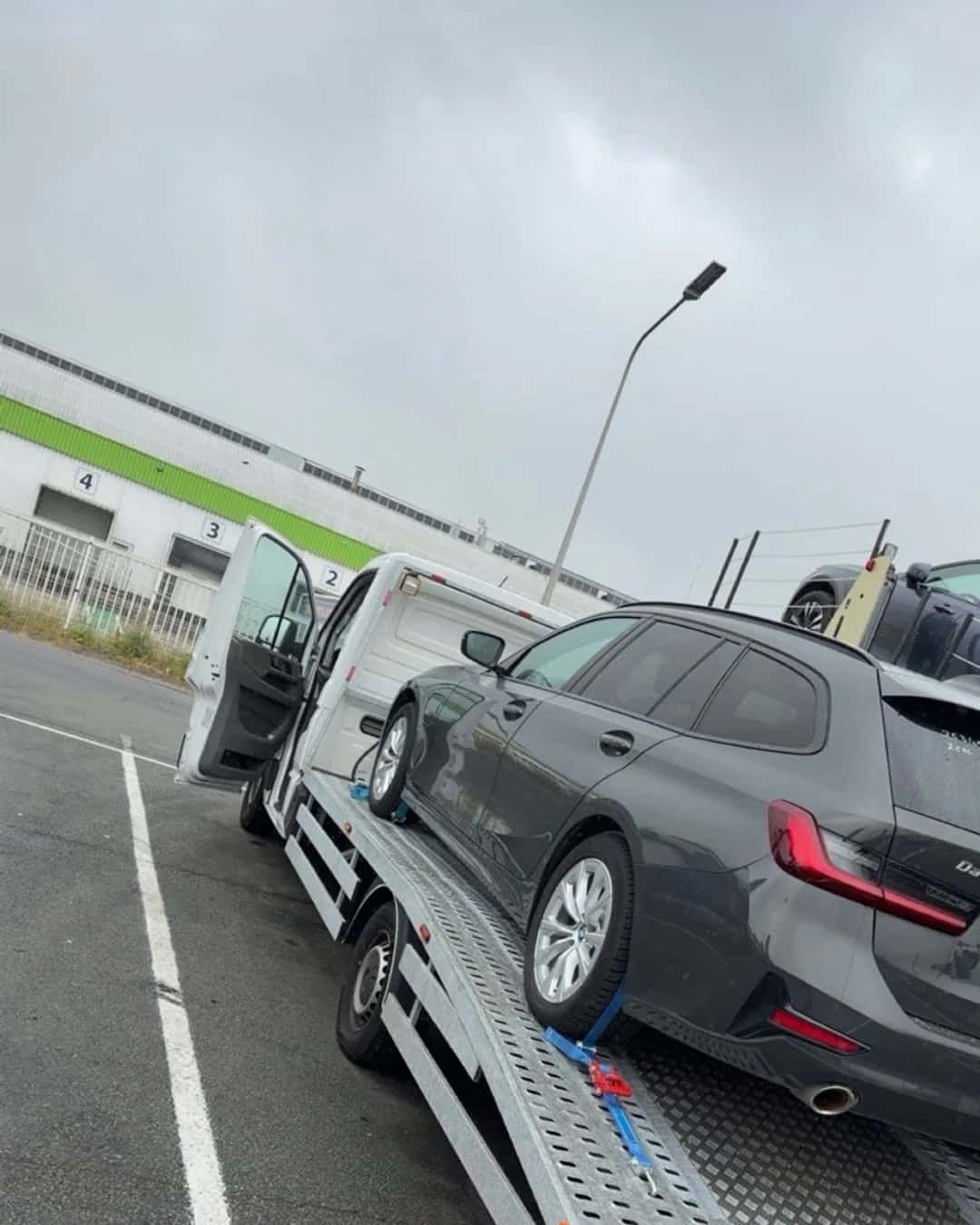 Stationwagen tijdens een zakelijke voertuigtransportopdracht