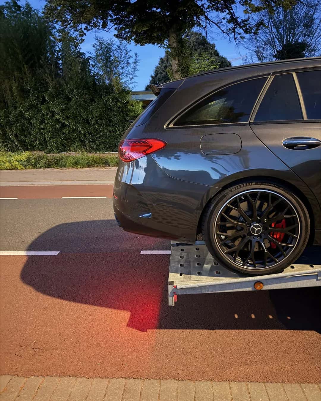 Detail van een voertuig dat zorgvuldig op de transporter staat