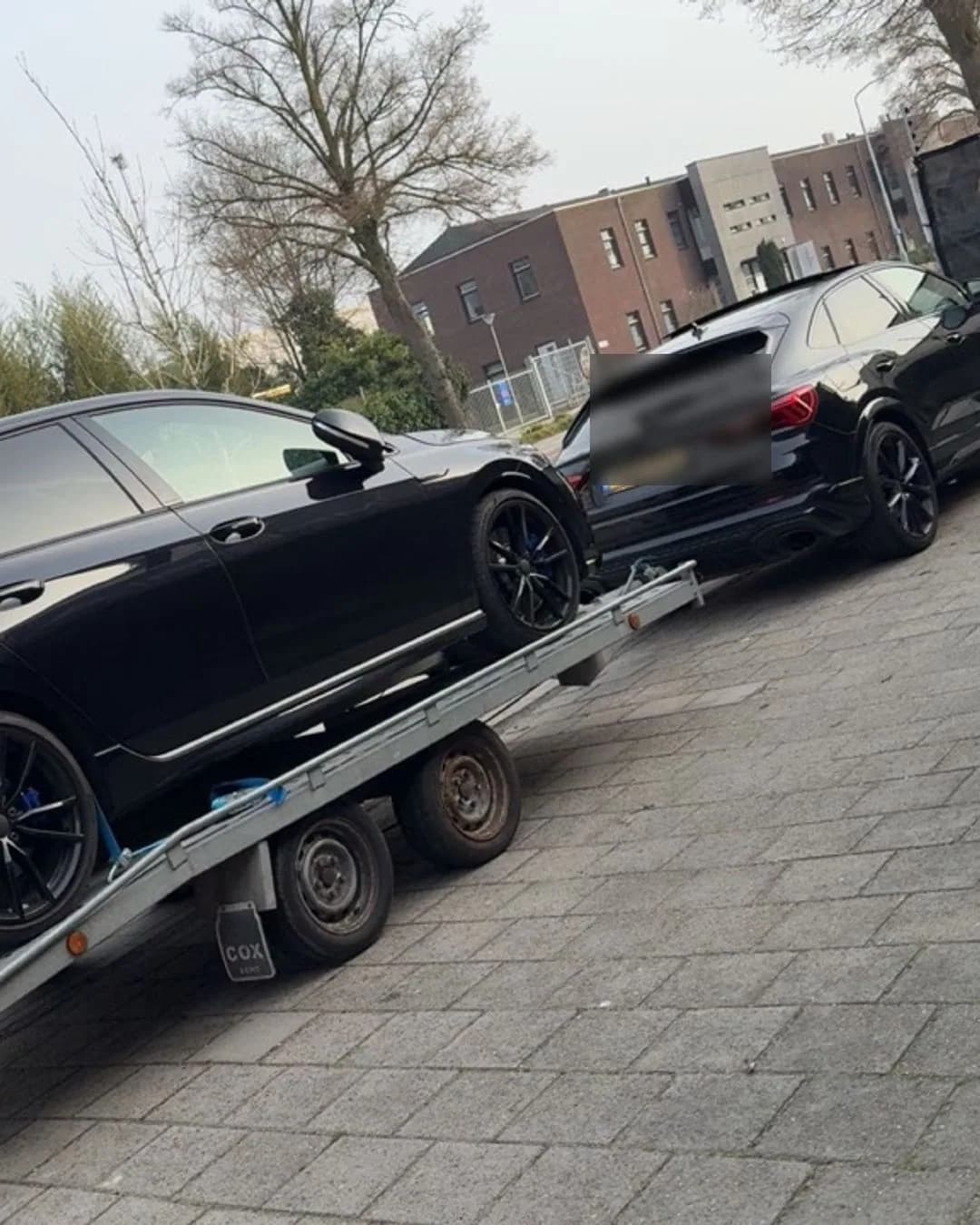Praktijkfoto van een geladen personenauto tijdens voertuigtransport