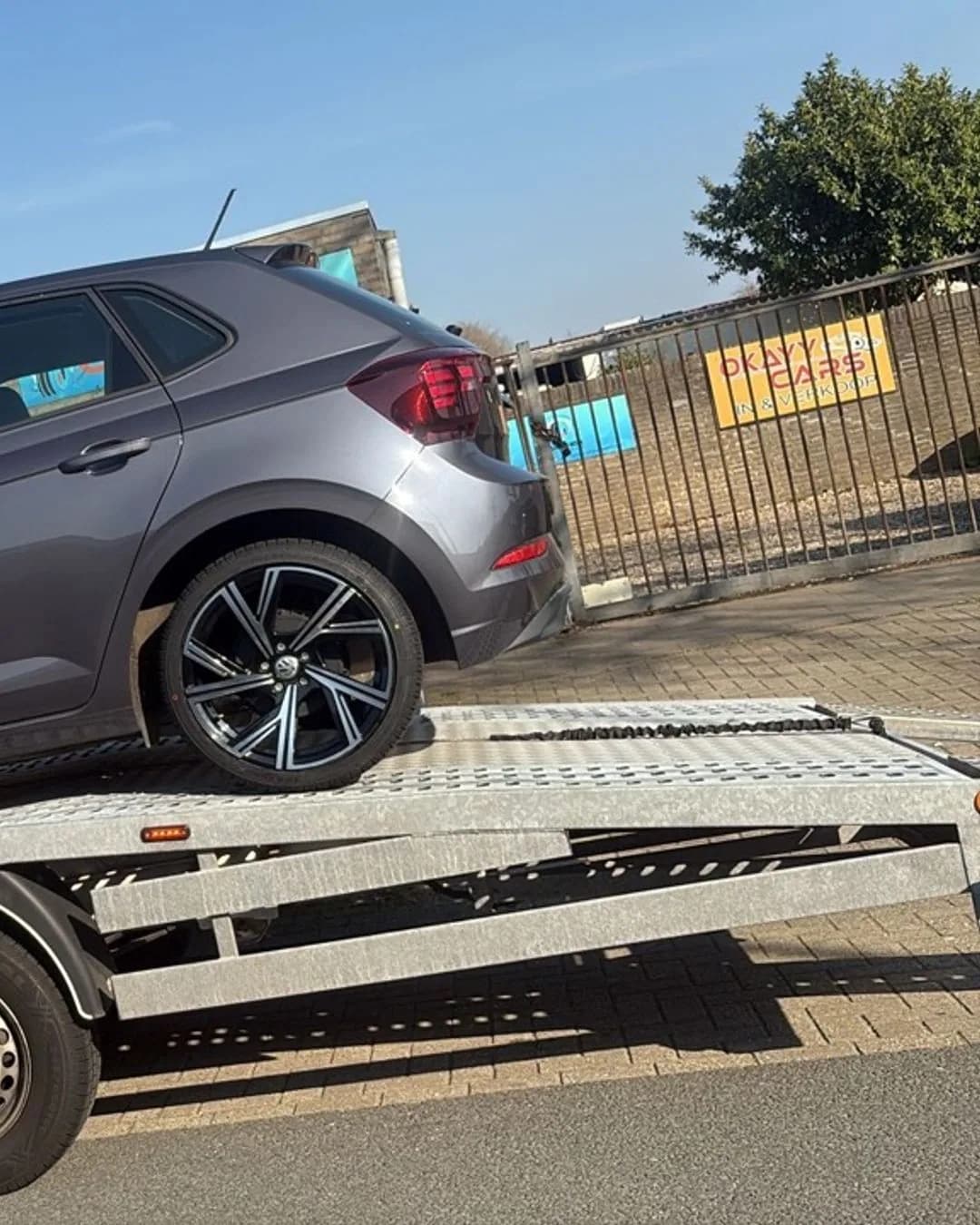 Een personenauto zorgvuldig geladen op de oprijwagen