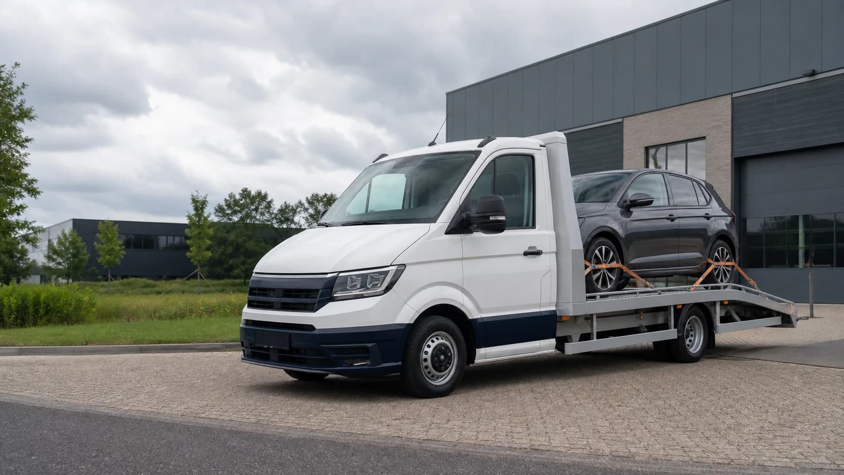 Moderne oprijwagen met een geladen personenauto in Noord-Brabant